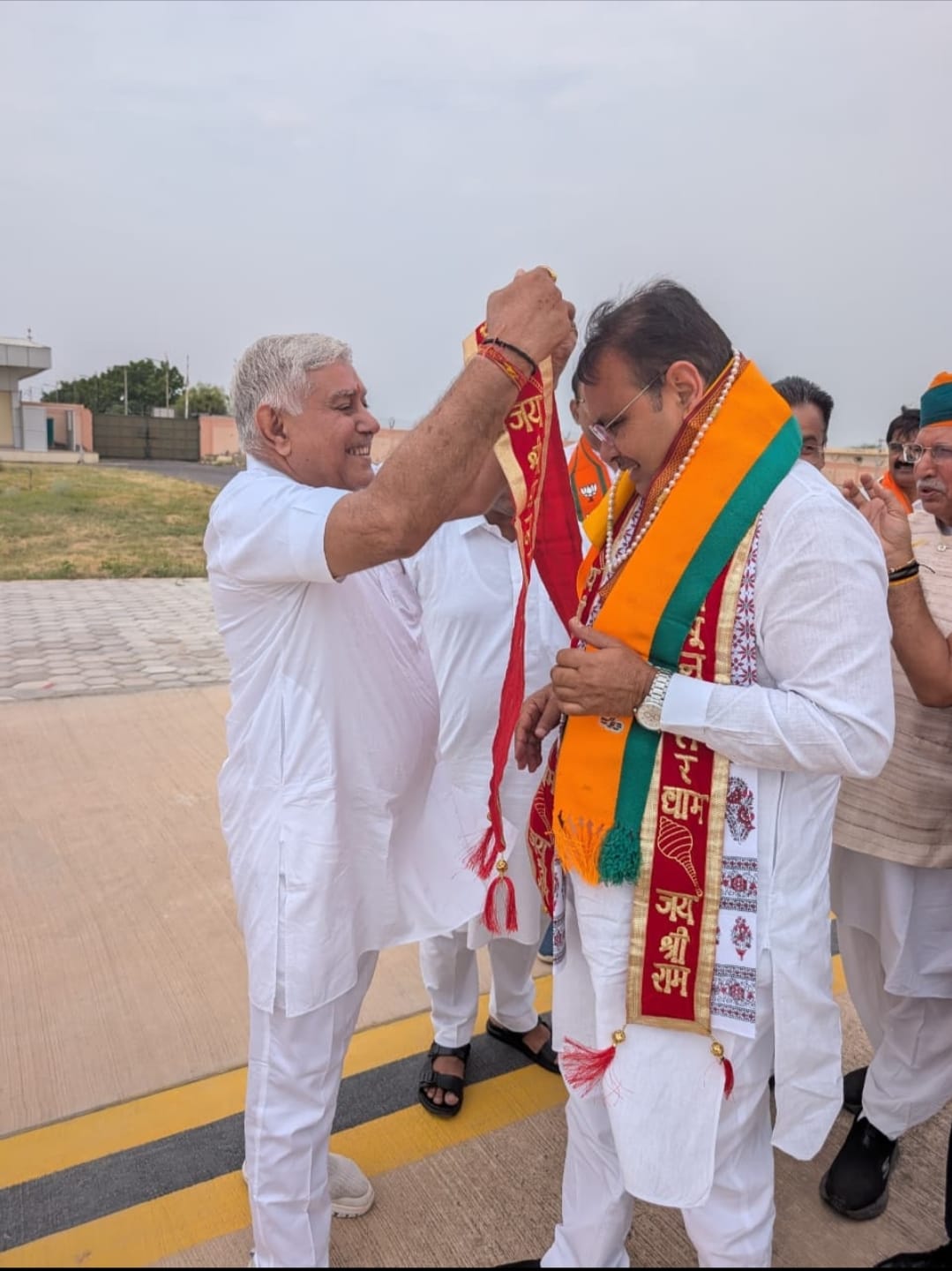 विधायक सारस्वत ने नाल एयरपोर्ट पर मुख्यमंत्री का किया स्वागत