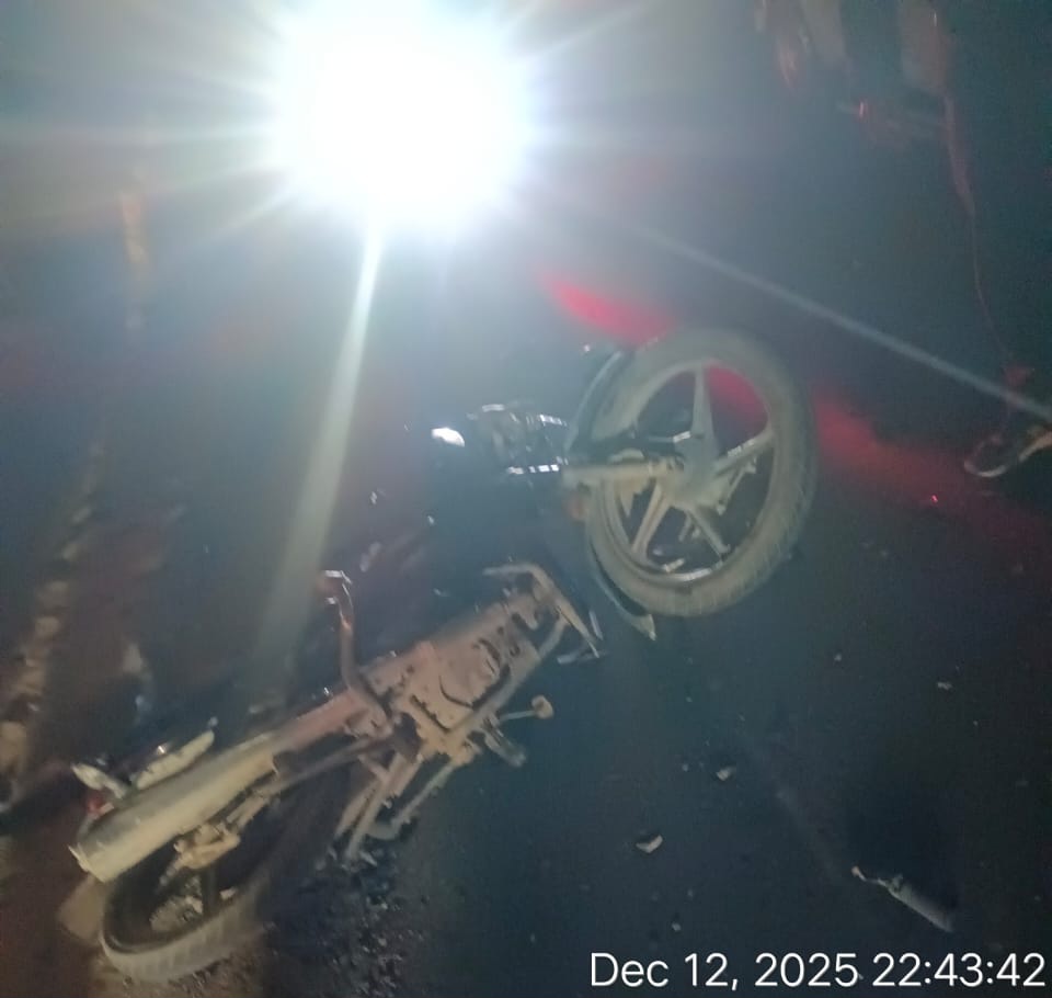 कार व बाइक की टक्कर, दो घायल, एक रेफर