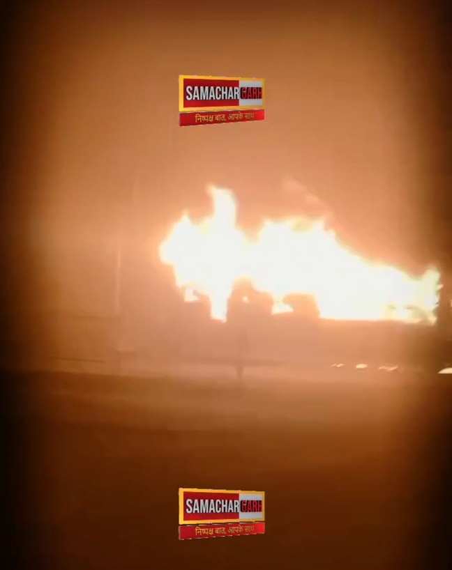 स्लीपर बस, ट्रेलर-ट्रक की टक्कर, बस ट्रेलर में लगी आग, सामान जलकर स्वाहा