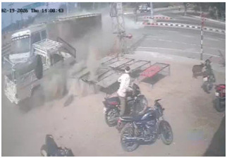 तेज रफ्तार ट्रेलर ने पिकअप को टक्कर मारी, इलाज के दौरान मौत