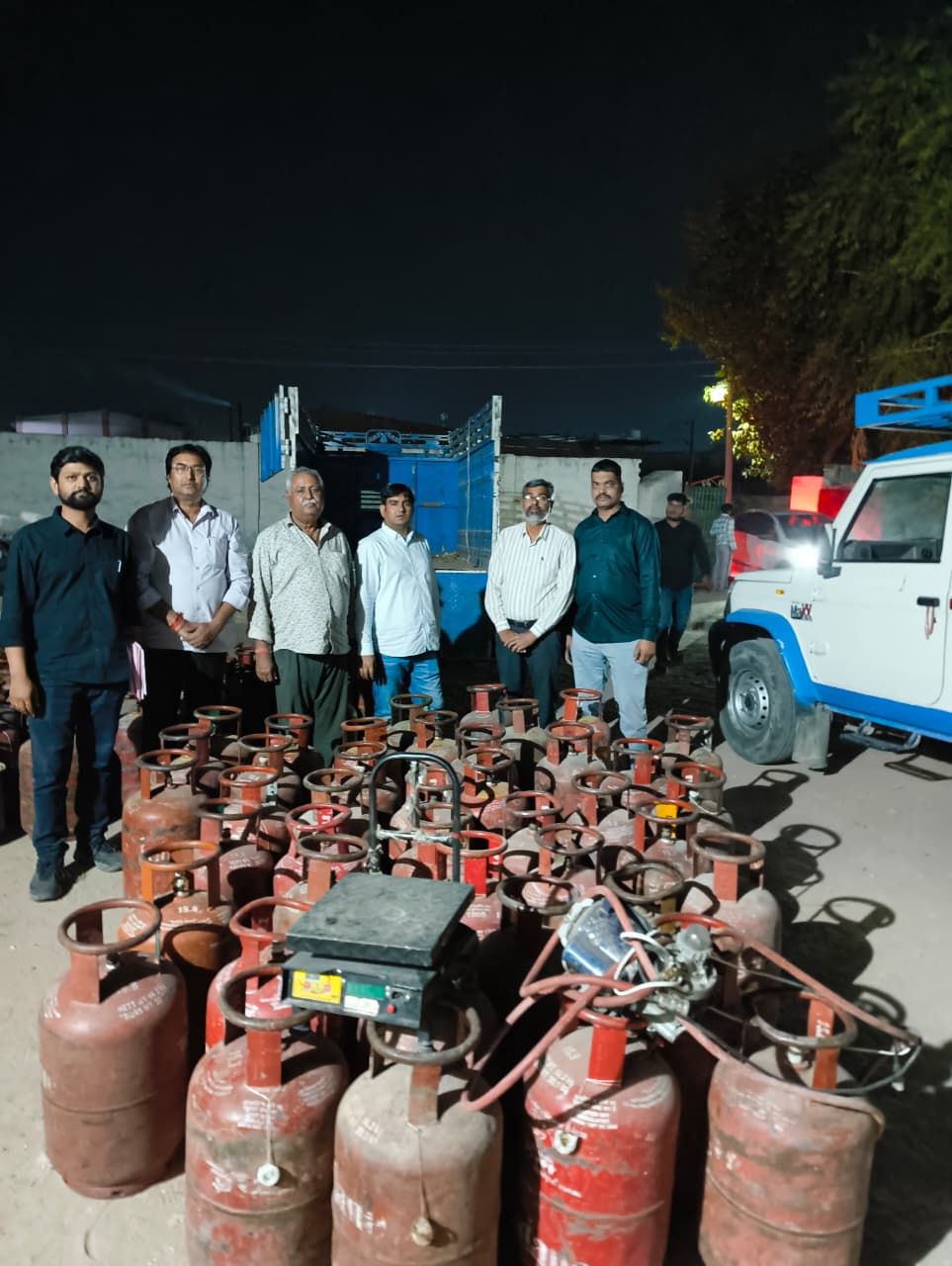 अवैध गैस रिफिलिंग पर बड़ी कार्रवाई, 56 घरेलू एलपीजी सिलेंडर व बोलेरो पिकअप जब्त